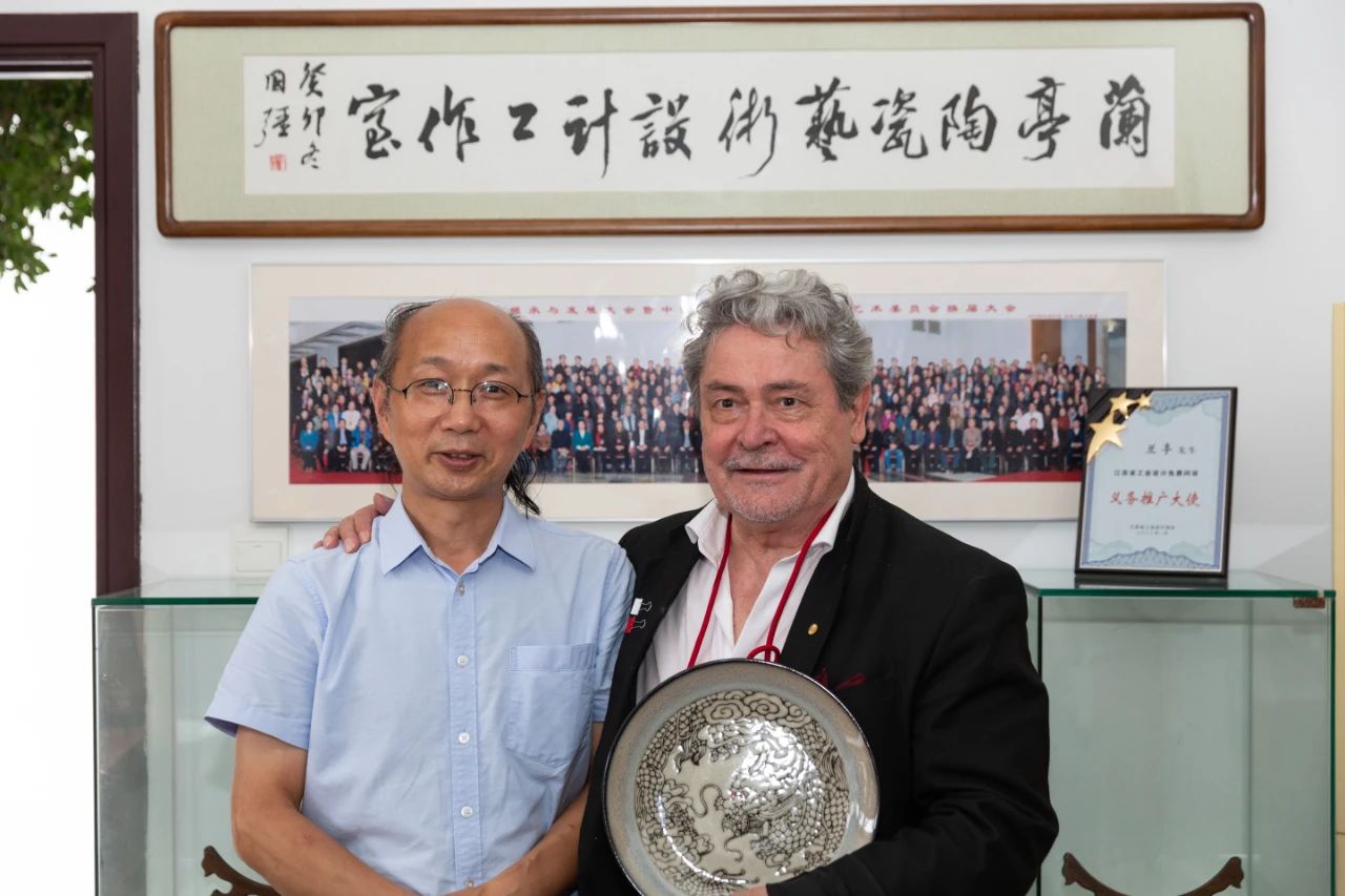 【大咖访高陶】法国画家皮埃尔·康努乐探访铂莱国际官网陶瓷 感知中华文化魅力